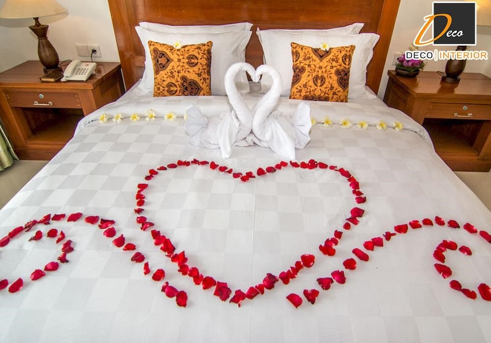 Trang trí phòng cưới bằng khăn tắm kết hợp với hoa hồng